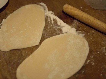 step4: 拿出麵團，再搓5分鐘，分成四份，擀成1/4吋厚的橢圓形薄片，不要太薄