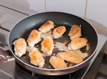 step5: 鍋中加入一半份量的步驟 4 ，蓋住，轉到小火煮 2 分鐘，打開蓋把<a href="https://bit.ly/3zHU5V3" target="_blank" data-keyword="雞翼" class="guide-link"><strong>雞翼</strong></a> <span style="display:inline-block;vertical-align:middle;margin-top:-3px;color:initial;border-radius:3px;padding:2px 3px;font-size:12px;line-height:14px;background:#87d300;color:#fff;">即買</span> 翻面後，再加入 另一半份量的步驟 4，蓋住多煮 2 分鐘，開蓋煮至<a href="https://bit.ly/3zHU5V3" target="_blank" data-keyword="雞翼" class="guide-link"><strong>雞翼</strong></a> <span style="display:inline-block;vertical-align:middle;margin-top:-3px;color:initial;border-radius:3px;padding:2px 3px;font-size:12px;line-height:14px;background:#87d300;color:#fff;">即買</span> 乾身熟透。