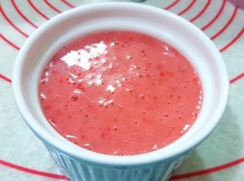 step3: 將草莓打成汁備用。