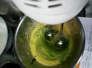 step3: 再倒入綠茶水，拌勻。