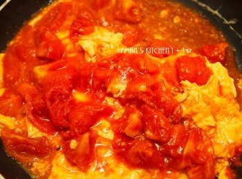 step5: 再來將炒過的番茄重新下鍋拌炒，炒至雞蛋達到自己喜歡的口感。(喜歡湯汁較濃稠的人可以下點芡汁芶芡。)