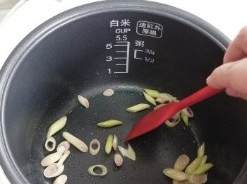 step3: 電飯煲加熱5分鐘後,將香茅加入烹煮5分鐘。