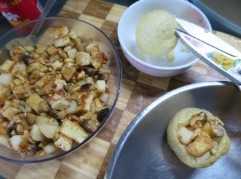 step7: 生根用較剪剪開頂部,釀入已炒好的餡料