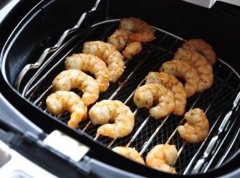 step4: 烹調完畢，取出氣炸籃，香噴噴的蝦子完成