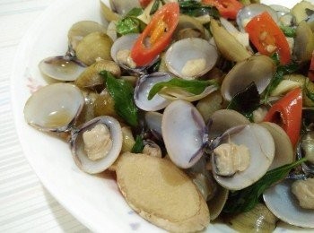 step3: 開鍋後，要注意蜆仔肉不要炒太久(會過老的不好吃，且會縮小)，最後放入特殊香氣的九層塔，即可盛盤享用讓老少吮指回味-三杯（塔香）蜆仔。