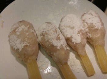 step2: 表面撲上粟粉。