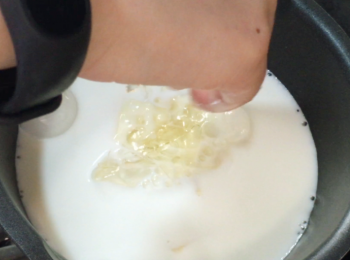 step5: 立即加入魚膠片，待魚膠片溶化後熄火。