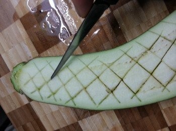 step1: 茄子洗淨後切開兩邊,用刀仔將茄子肉界成格仔紋,界好的茄子浸入水中妨止茄子肉變黑,再將茄子用大火蒸20分鍾待用(茄子蒸耐少少,越淋身越好食)