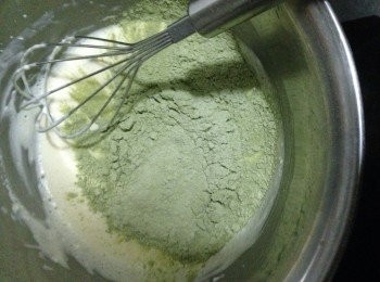 step3: 把過篩粉類加入芝士糊中攪拌均勻，再把蛋黃加入攪拌均勻。