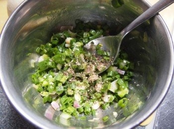 step2: 鮮蔥切碎加鹽/黑楜椒/己坐溶牛油拌勻
ps:鹽只要小許就可以,因意大利火腿較咸
   (香蔥饀待醒麵時先做以免香蔥出水)