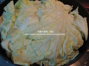 step9: 全部肉丸都蓋在大白菜下後蓋上鍋蓋燉煮到開始冒煙水滾轉最小火慢燉1小時