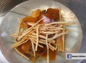 step2: <a href="https://bit.ly/3ANJVUp" target="_blank" data-keyword="豬展" class="guide-link"><strong>豬展</strong></a> <span style="display:inline-block;vertical-align:middle;margin-top:-3px;color:initial;border-radius:3px;padding:2px 3px;font-size:12px;line-height:14px;background:#87d300;color:#fff;">即買</span> 出水, 切大塊, 沙參和玉竹洗淨後用清水浸約五分鐘後澀乾水份