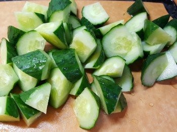 step3: 將青瓜及素雞切小塊。