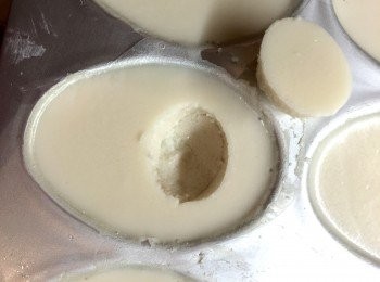 step7: 取出已凝固的蛋白，用挖球匙在中間慢慢挖出一個圓蛋洞。
