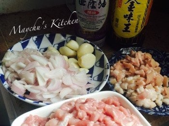 step2: 煉豬油期間，將豬皮部分切成細粒。瘦肉部分亦分開切成細粒。肥肉：皮：瘦肉比例大約1：1：4。