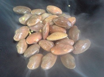 step1: 以中火，用牛油爆香蒜蓉及洋蔥至洋蔥透明，再轉大火，加入花甲快炒，讓牛油沾住每一隻花甲。