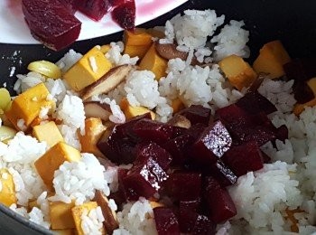 step6: 加入紅菜頭炒勻。