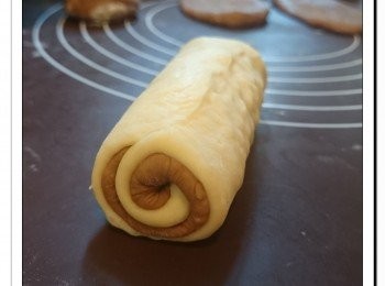 step5: 由較遠一方向自己方向捲, 按實收口。再把麵團碌長一點. 長度跟模具相若即可。