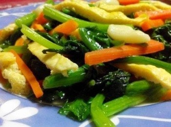 step2: 再把蛋煎好放入一盤子等涼，再切絲，