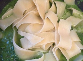 step6: 鍋中倒入菠菜麻醬，用慢火煮滾，加調味後放入扁意粉拌勻，待扁意粉掛滿醬汁及醬汁收乾後，加入白蘑菇炒勻，熄火。