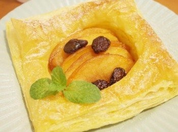 step8: 金黃派皮好美味^^"吃上一口焦糖蘋果真是令人滿足!!!好甜蜜的酥脆蘋果派呢♡