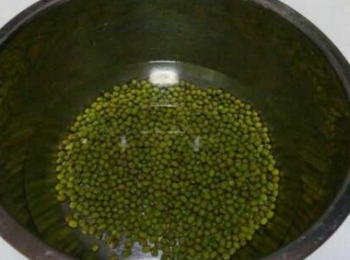 step1: 綠豆去皮，用熱水泡到輕輕一撮就掉皮。