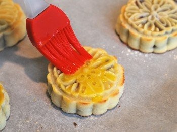 step16: 取出刷上一層蛋液（以蛋黃及牛奶調和），將烤箱降溫至350℉/180℃，烤8~10分鐘至金黃上色