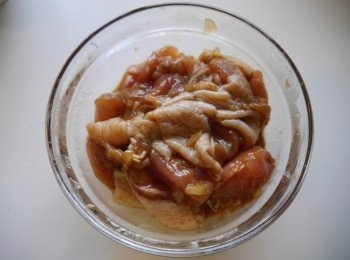 step1: *去骨雞腿切塊<span class="group_2">醃料</span>20-30分。