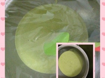 step4: 把芝士糊過篩一次（不過也可以）蓋上保鮮紙，備用