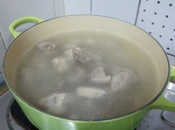 step2: 用8碗水（水分按喜愛的稀/濃度調教）加入西施骨慢火煮30分鐘成湯底,（因我們喜歡食較淋的西施骨， 所以先煮半小時）