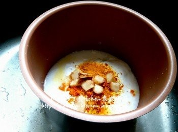 step5: 加入椰漿及1杯水份量 , 逐一加入黃薑蓉 , 黃薑粉 , 南薑片及1茶匙鹽拌勻