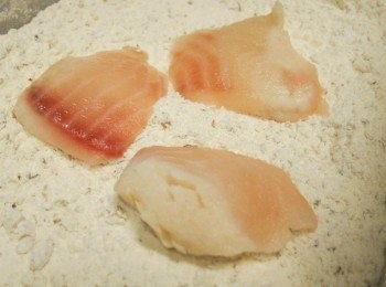 step2: 把魚片上的水份擦乾後沾上混入香料的麵粉，接著入鍋油炸約一分鐘，起鍋將油歷乾（炸是為了保持魚片的形狀）