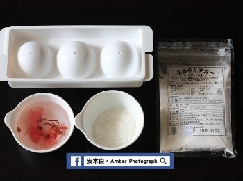 step1: 準備<span class="group_1">食材</span>。鹽漬櫻花，用冷開水泡約20分鐘，讓花瓣張開。
