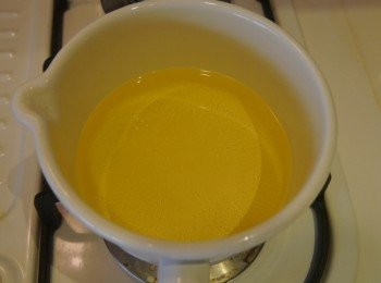 step2: *熱油鍋，等待油紋出現。