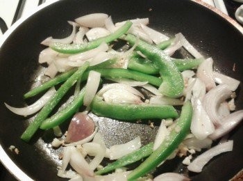 step2: 預熱平底鍋，下油用中火煮蒜頭，洋蔥，青/紅椒，煮約4分鐘