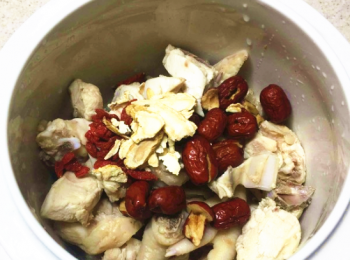 step3: 倒入燉鍋加水把西洋參放進去，功能鍵，因為雞肉里含有鹽份所以可以不用在下鹽