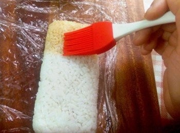 step6: 撕開飯糰的保鮮膜，並在上半段塗上醬油