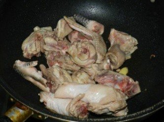 step1: 麻油熱鍋，爆香薑片，加入雞肉快炒