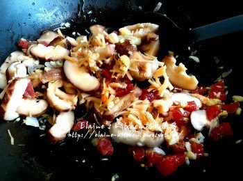 step6: 逐一加入蝦米 , 瑤柱絲及冬菇片 , 贊少許酒拌勻炒至材料熟透 , 先盛起備用