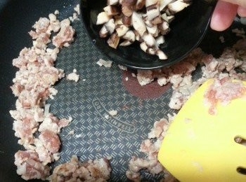 step14: 再加入冬菇炒香