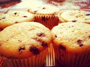 step6: 最後，放入幾粒藍莓在面上。放入烤爐以180度，
烘烤15－20分鐘。烘烤至金黃色即可。
(可用牙籤插入中間，如不黏牙籤，並表示已熟透）