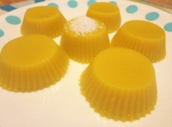 step3: 椰丝加少许盐蒸5分钟.
待冷却倒出沾上椰丝既可。