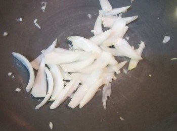 step2: 炒鍋中入適量橄欖油後隨即放入蒜末、洋蔥炒香