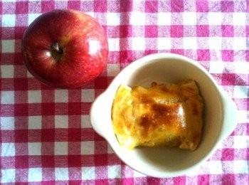 step10: 若家中的烤皿比較小的話，用一塊冷凍起酥片做成兩個蘋果捲也可以。只要將步驟3製作好的捲皮，用刀子對切，其他步驟都一樣，就可以做出迷你版2.0的蘋果捲。