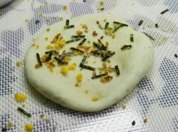 step6: 壓平後包入香鬆