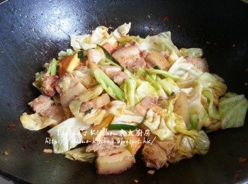 step6: 加入<span class="group_2">調味料</span>及椰菜拌勻 , 蓋上蓋用中火焗2-3分鐘至椰菜軟身即可