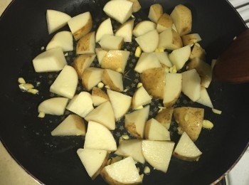 step2: 先用奶油將蒜丁爆香，
香氣出來後先將蒜丁起鍋以免燒焦，
接著就可以將薯塊下鍋。
