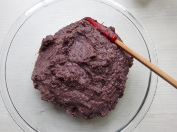 step6: 最後會洗出紅豆泥,再用豆漿過濾布套將紅豆泥裡的水份擠壓掉,剩下布套裡的就是＂豆沙＂