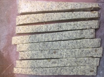 step11: 將糖切成一條條。