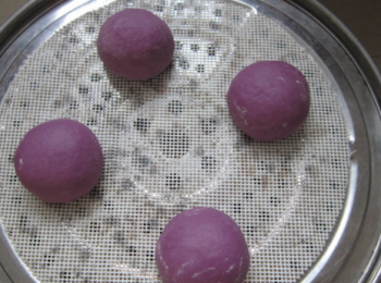 step8: 面胚入蒸鍋中醒30分左右，大火蒸13分鐘，關火。關火後等5分鐘後再開蓋即可食用。